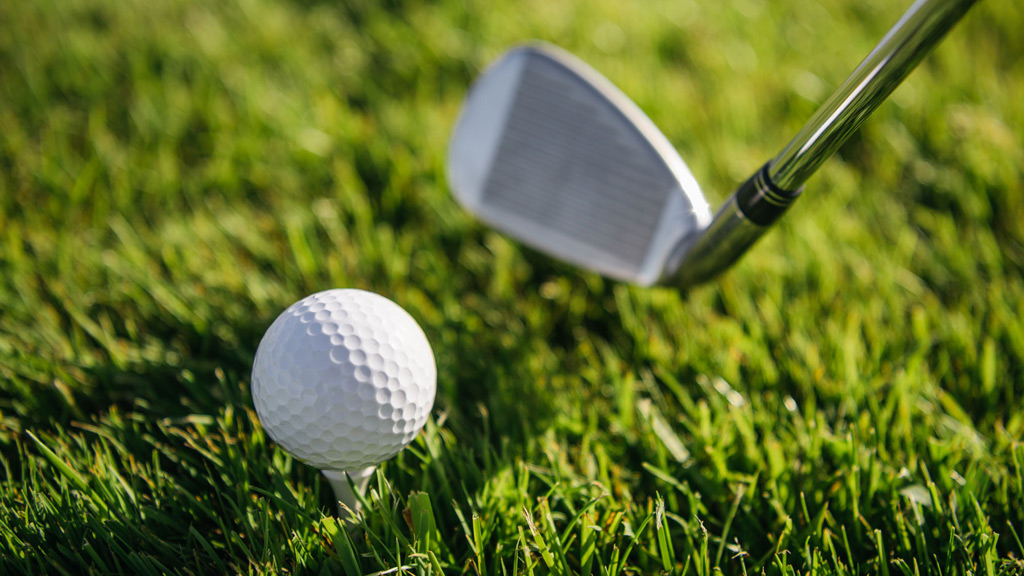 Chippen im Golfsport - aus kurzer Distanz auf das Grün